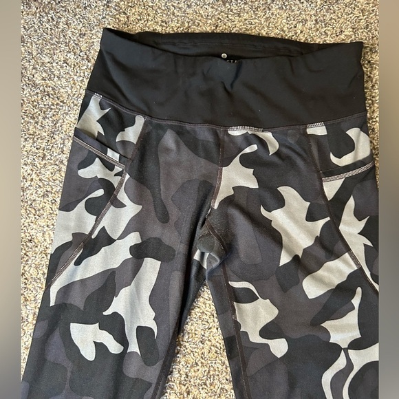 Athleta women’s Capri length legging size small - Picture 4 of 10